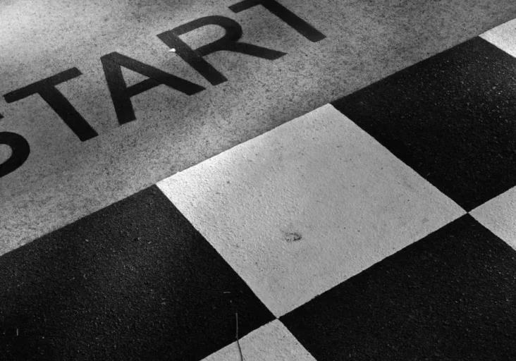 A black and white photo of the word " hart ".